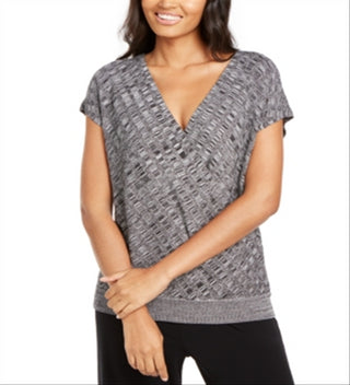 Blusa feminina Alfani com estampa texturizada e manga curta, preta, tamanho pequeno grande