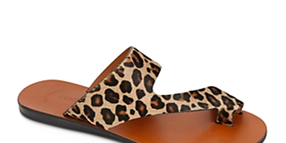 Sandália feminina Kenneth Cole com estampa de animal, anel de dedo, palmilha redonda, tira de couro, bege, 7,5 m