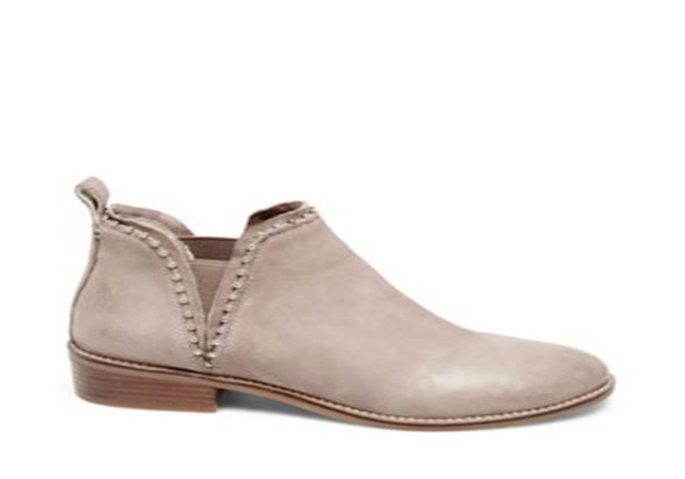 Botas de couro com tachas Steve Madden Koto para mulheres, nude, tamanho 9 M