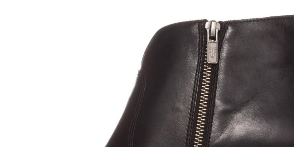 Botas femininas de couro Frye com bico fino e cano curto, tamanho 7,5, pretas