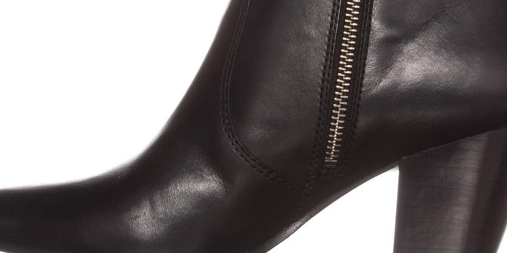 Botas femininas de couro Frye com bico fino e cano curto, tamanho 7,5, pretas