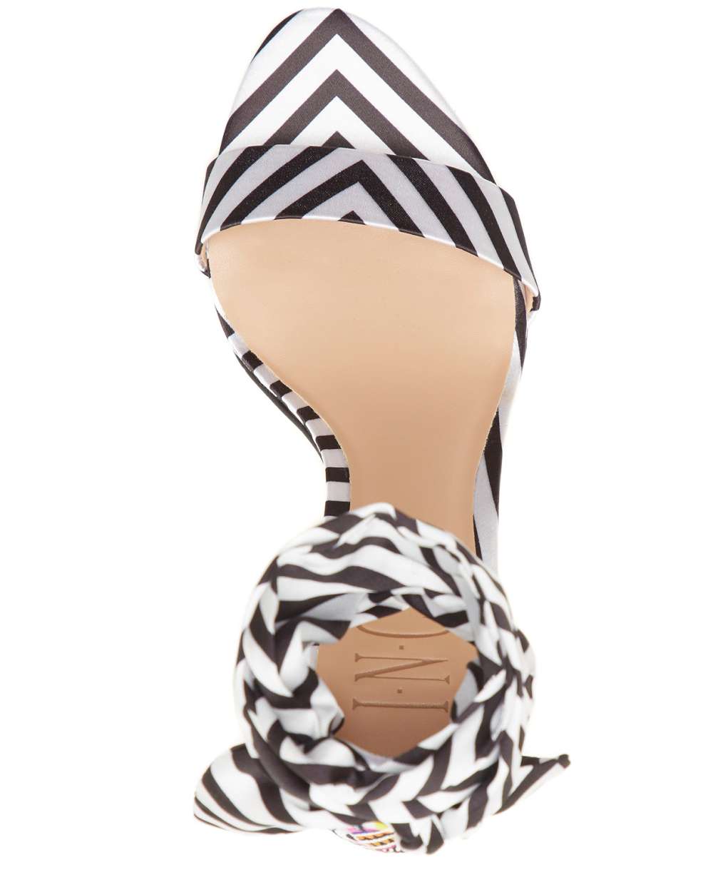 Sandálias femininas INC International Concepts de tecido com bico aberto e tira no tornozelo para ocasiões especiais, brancas, tamanho 7 M