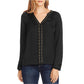 Blusa feminina Vince Camuto com decote dividido e tachas, preta, tamanho P