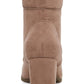 Botas femininas Madden Girl de camurça com bico amendoado e cano curto, tamanho 9,5 m