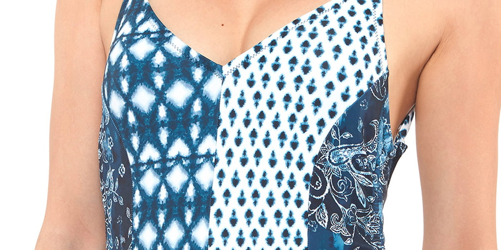 Maiô feminino Jessica Simpson contemporâneo Batik Babe com decote em V e amarrações laterais ajustáveis, azul, tamanho médio