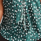 Blusa feminina Nine West com estampa de bolinhas e decote em V, verde, tamanho 3X