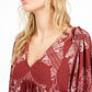 Blusa feminina Free People com estampa paisley, manga 3/4, decote em V, tamanho médio