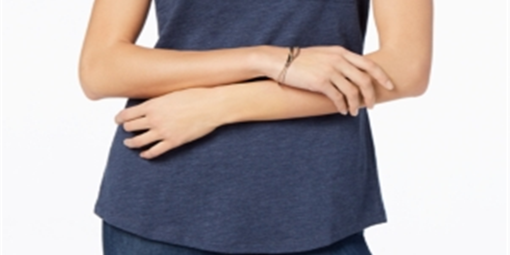Camiseta feminina Maison Jules com decote em V e bolso aplicado, azul, tamanho P