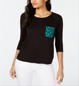 Blusa feminina Thalia Sodi com bolso aplicado e manga 3/4, preta, tamanho médio