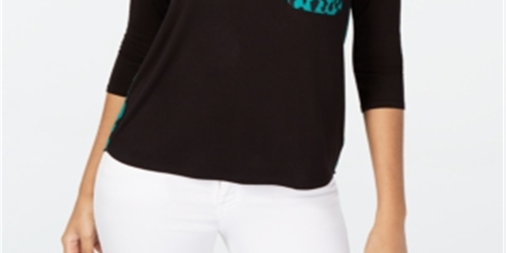 Blusa feminina Thalia Sodi com bolso aplicado e manga 3/4, preta, tamanho médio