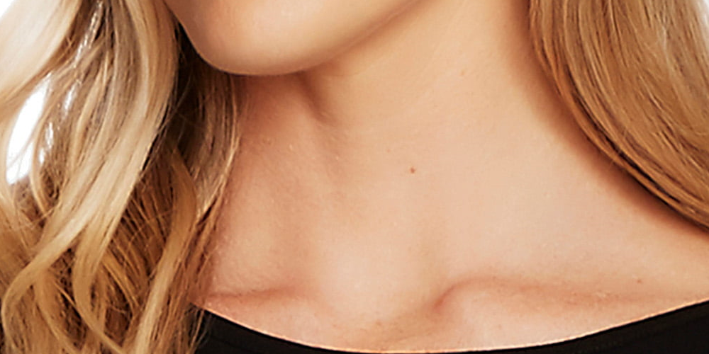 Vince Camuto Blusa feminina de manga comprida com decote em joia, preta, tamanho médio