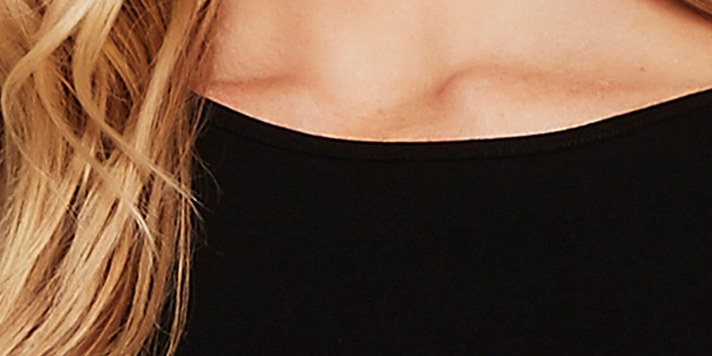Vince Camuto Blusa feminina de manga comprida com decote em joia, preta, tamanho médio