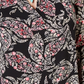 Camisa feminina plissada de malha paisley com decote em V, preta, vários tamanhos P