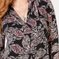 Camisa feminina plissada de malha paisley com decote em V, preta, vários tamanhos P