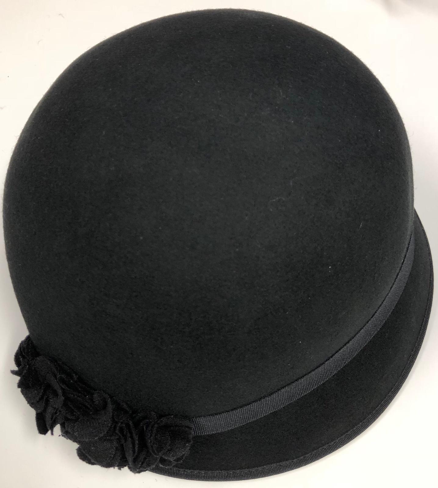 Boné feminino Nine West de feltro e flores, preto, tamanho P/M