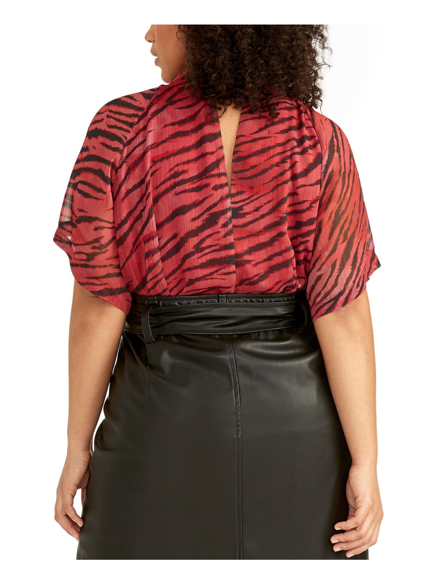 Blusa quimono feminina Rachel Roy com fecho de botão nas costas transparente e estampa animal, manga kimono com buraco de fechadura, tamanho 1X