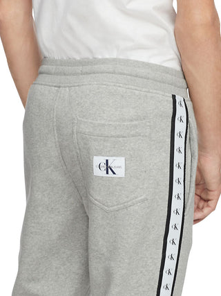 Calça de moletom Calvin Klein masculina com listras e logotipo cinza, tamanho 24
