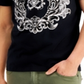 Camiseta masculina com estampa metálica e gola dividida da INC International Concepts, preta, tamanho M