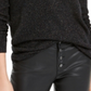 Blusa feminina Bar III com glitter franzido e decote em V, manga comprida, preta, tamanho X-S