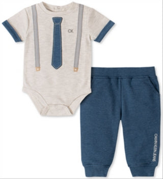Conjunto Calvin Klein Baby Boy 2 peças gravata e suspensório body e calça jogger cinza tamanho 3-6 meses
