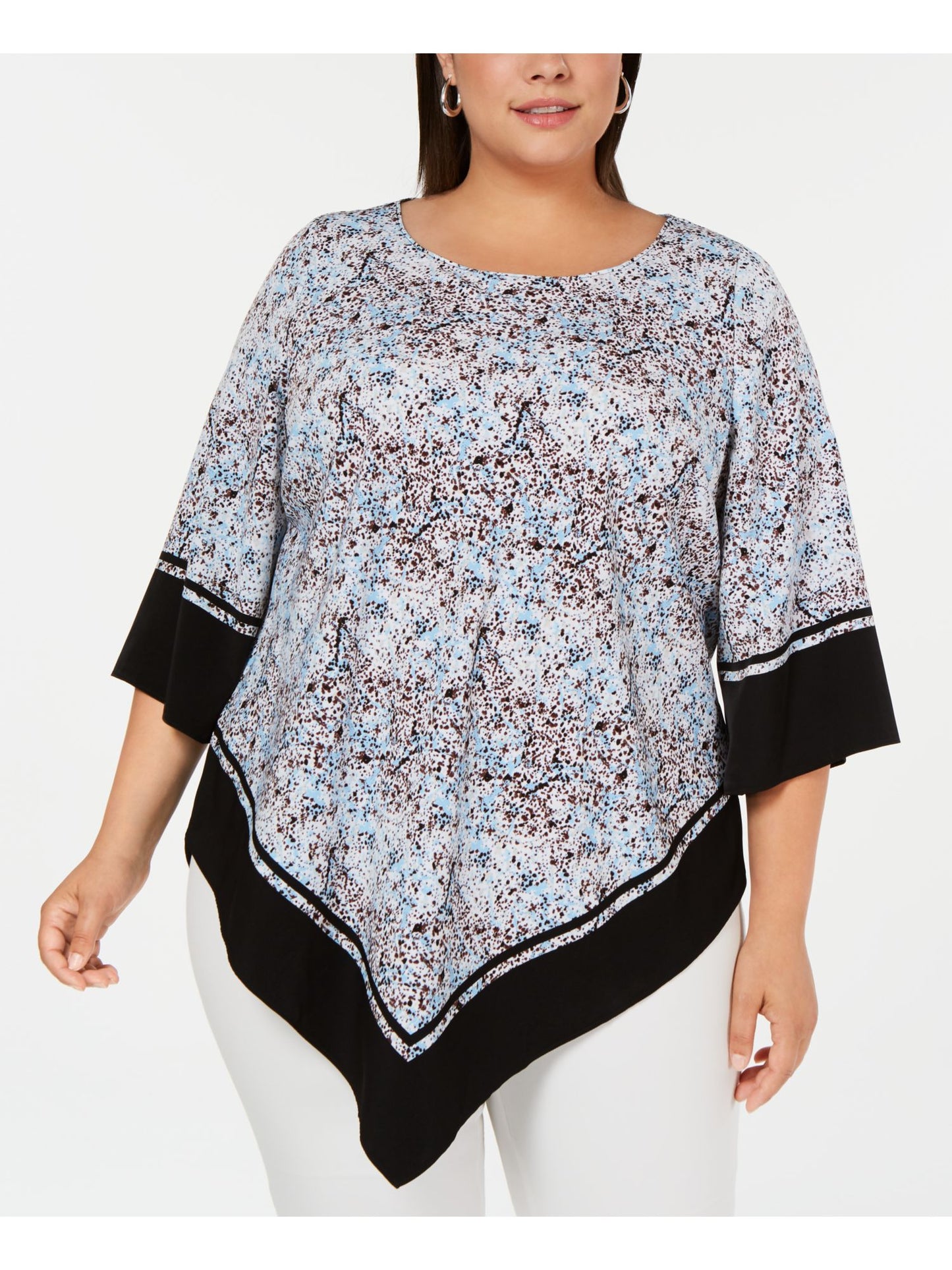 Blusa feminina Alfani plus size com estampa de V e borda azul com respingos, tamanho 1X