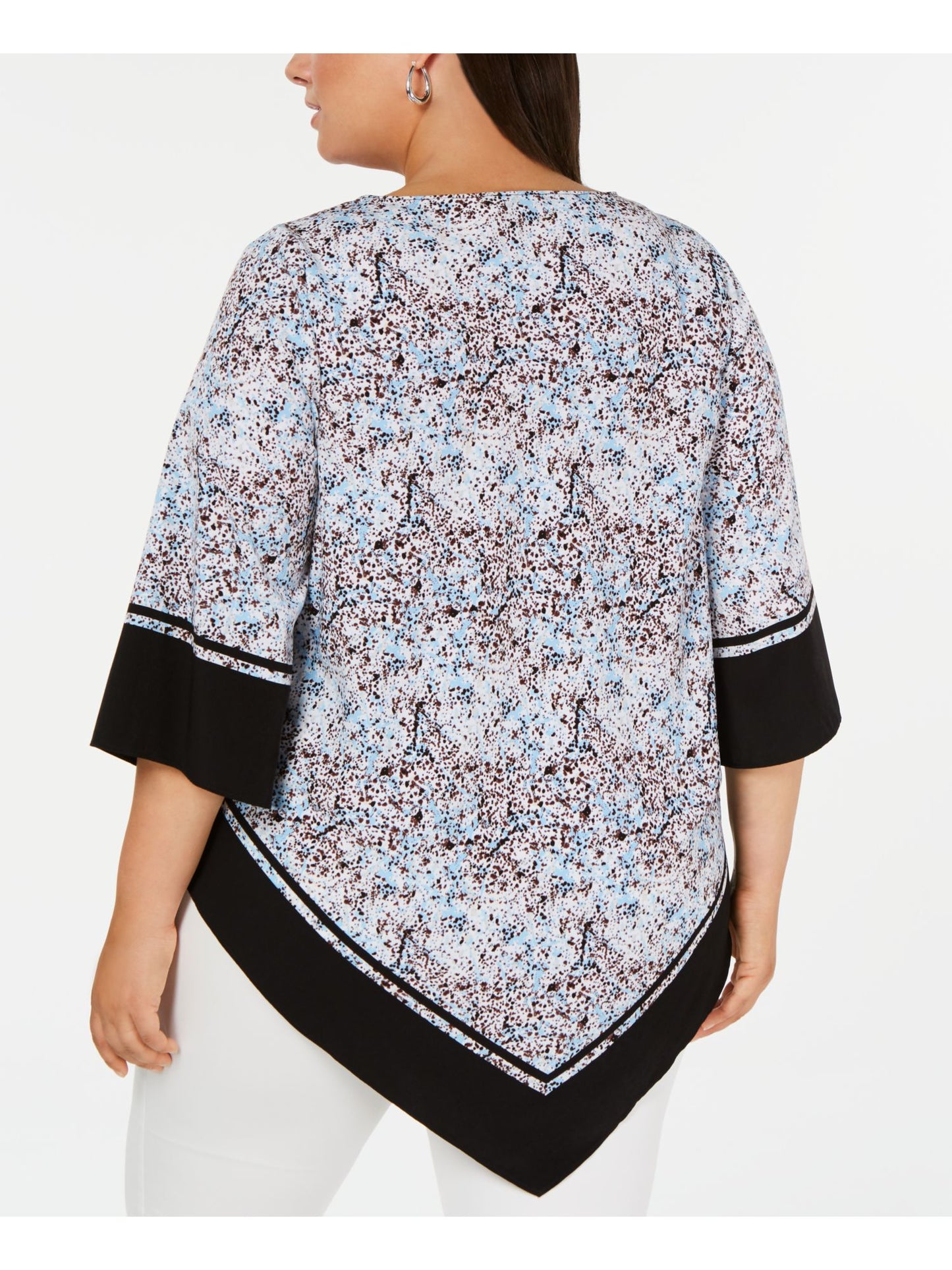 Blusa feminina Alfani plus size com estampa de V e borda azul com respingos, tamanho 1X