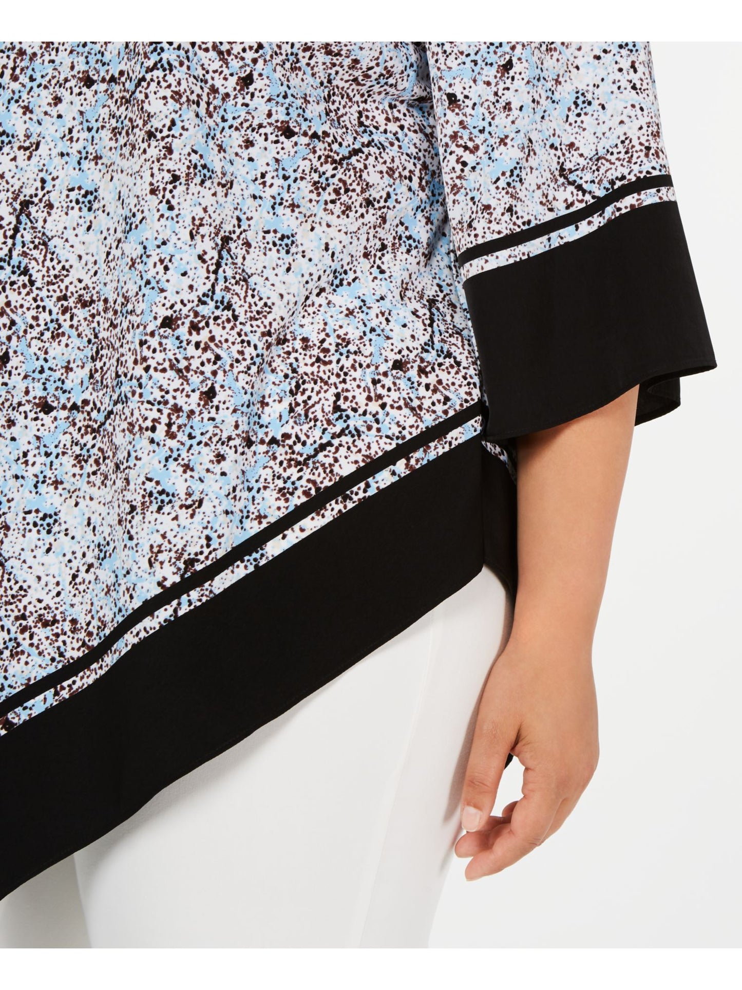 Blusa feminina Alfani plus size com estampa de V e borda azul com respingos, tamanho 1X