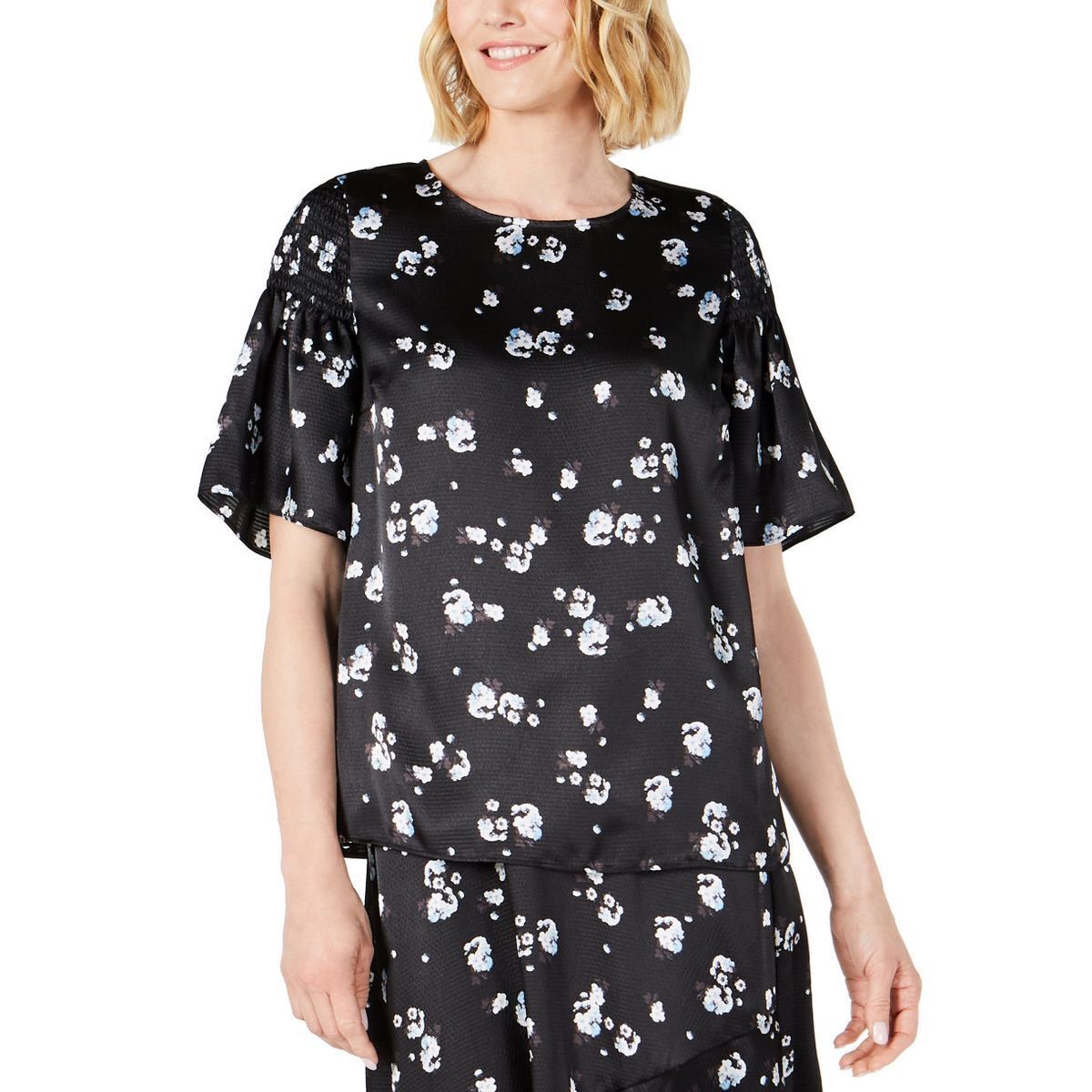 Blusa Alfani Feminina de Cetim com Estampa Floral e Ombros Smocked - Preto Moderno e Ditsy Tamanho P