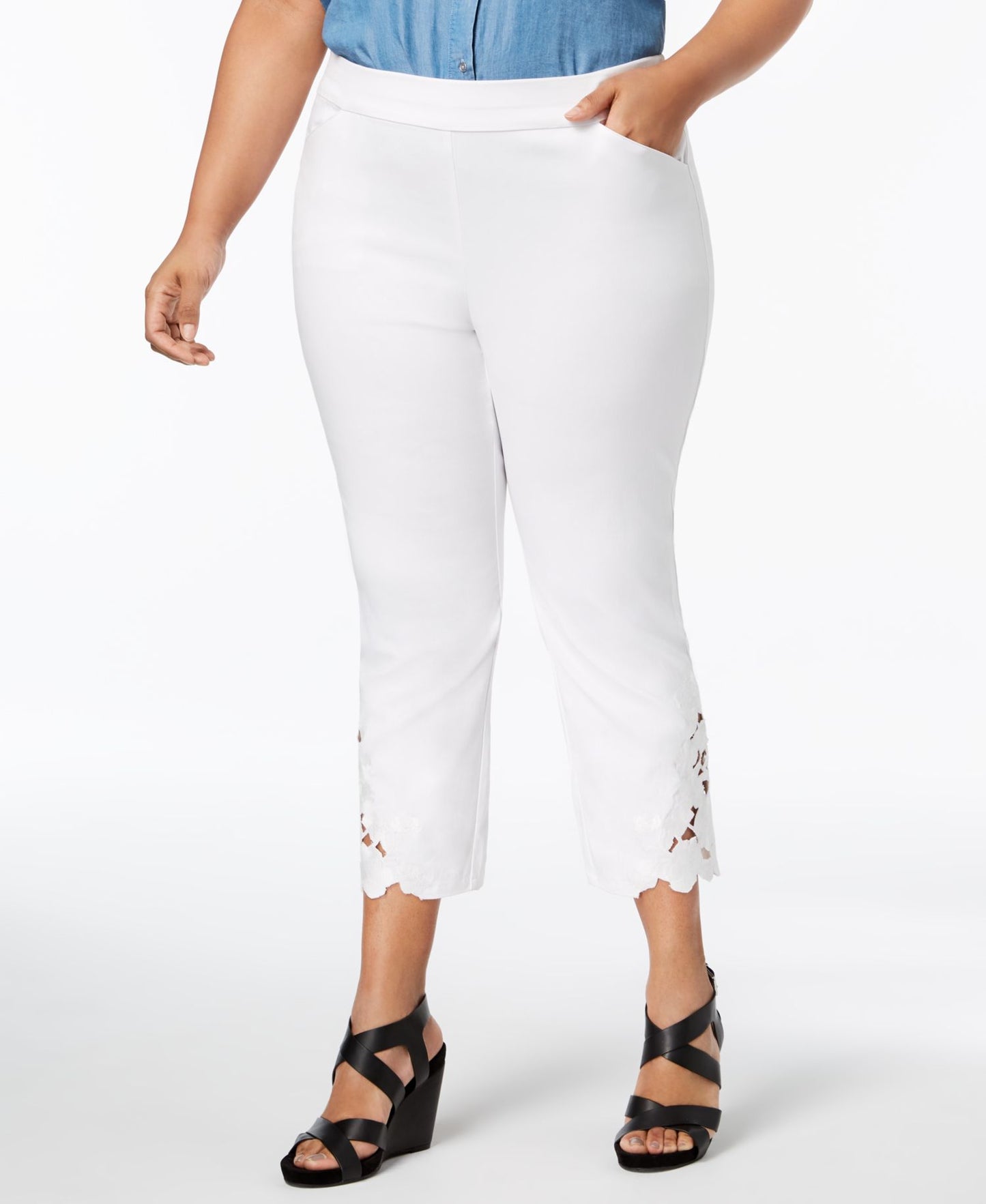 Calça Capri Plus Size com Barra de Renda INC International Concepts Branco Brilhante 26W