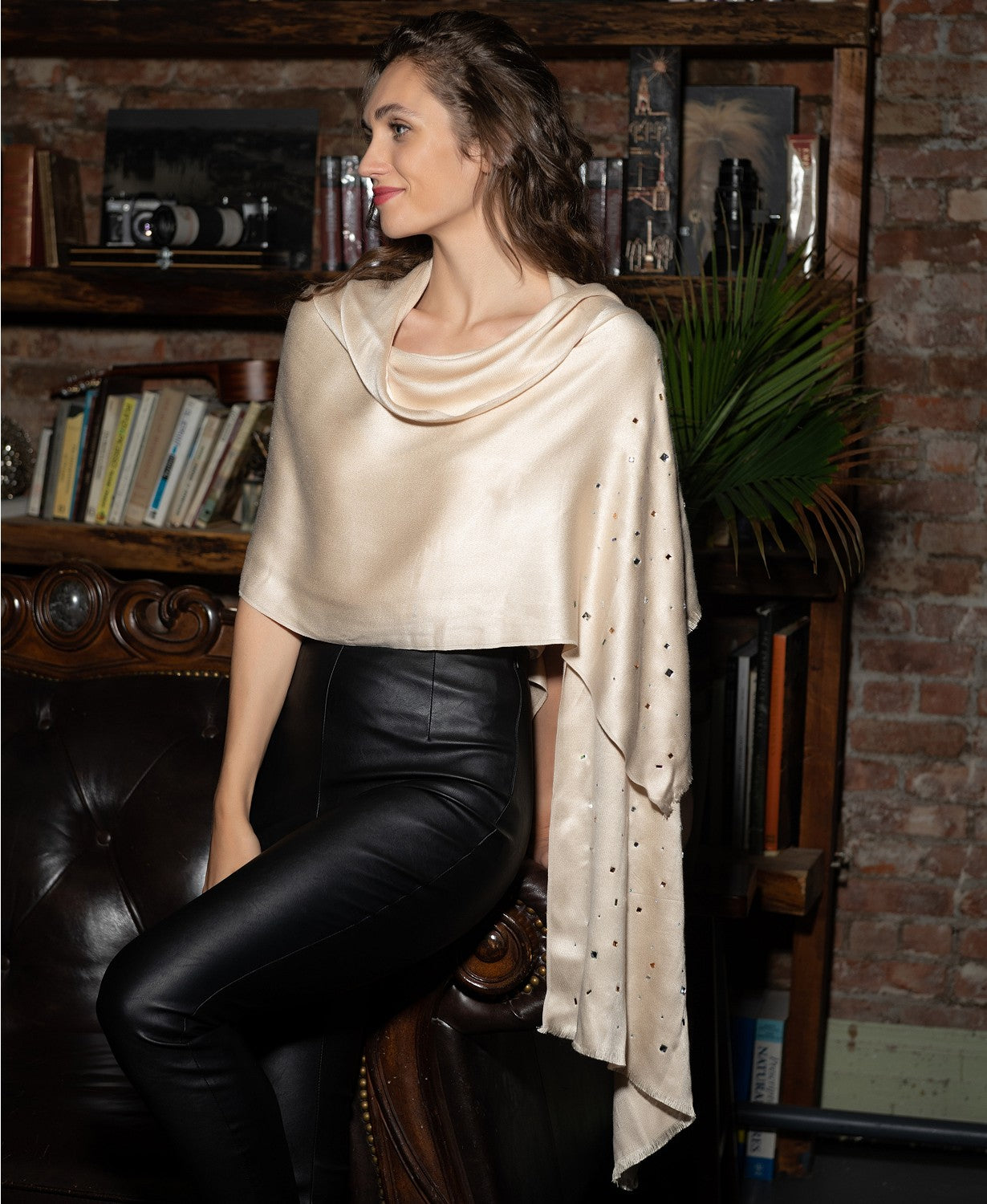 INC Lenço de pashmina feminino com pedras preciosas e confete Bel Vedere creme tamanho único