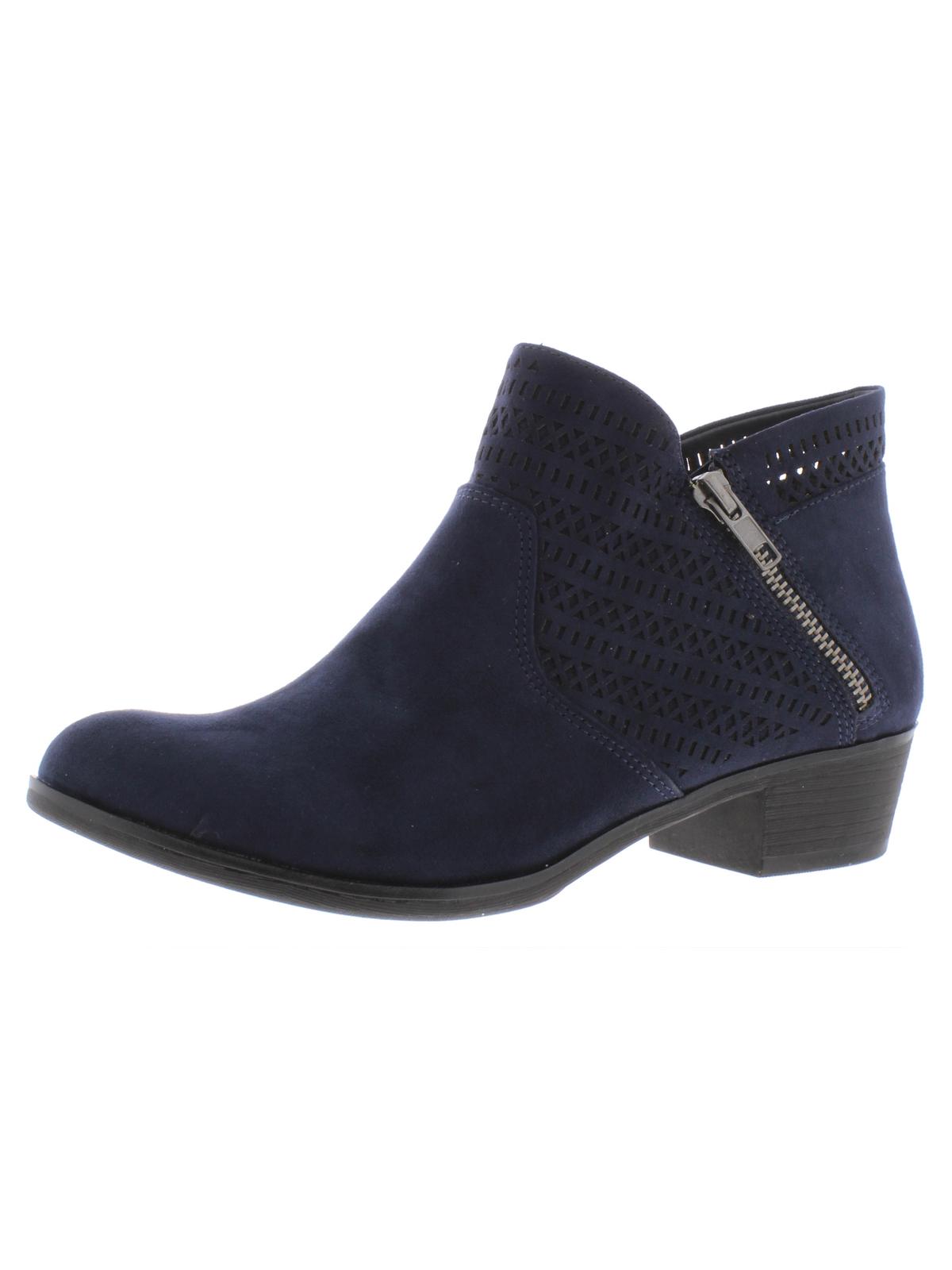 Botas femininas American Rag azul marinho perfuradas acolchoadas Abby bico redondo salto bloco 7 W
