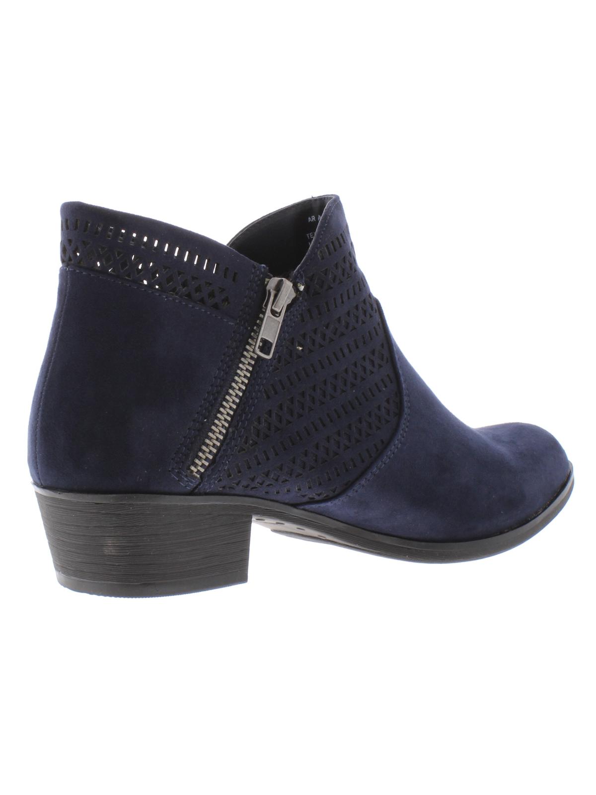 Botas femininas American Rag azul marinho perfuradas acolchoadas Abby bico redondo salto bloco 7 W