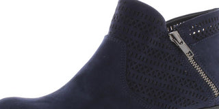 Botas femininas American Rag azul marinho perfuradas acolchoadas Abby bico redondo salto bloco 7 W