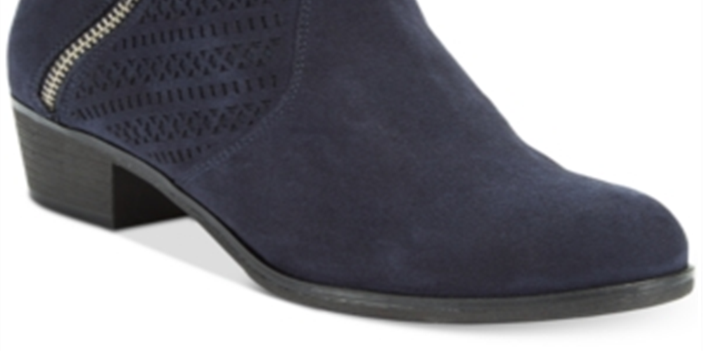 Botas femininas American Rag azul marinho perfuradas acolchoadas Abby bico redondo salto bloco 7 W