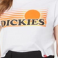 Camiseta feminina Dickies New Logo Graphic de manga curta, branca, tamanho médio
