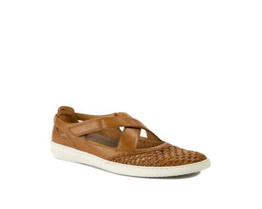 Mary Janes Yesica Woven Caramel Yesica para mulheres da BareTraps, marrom, tamanho 9 M