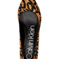 Calvin Klein Nita Pointy Toe Feminino - Scarpin de pelo de bezerro legítimo marrom, tamanho 7,5 M