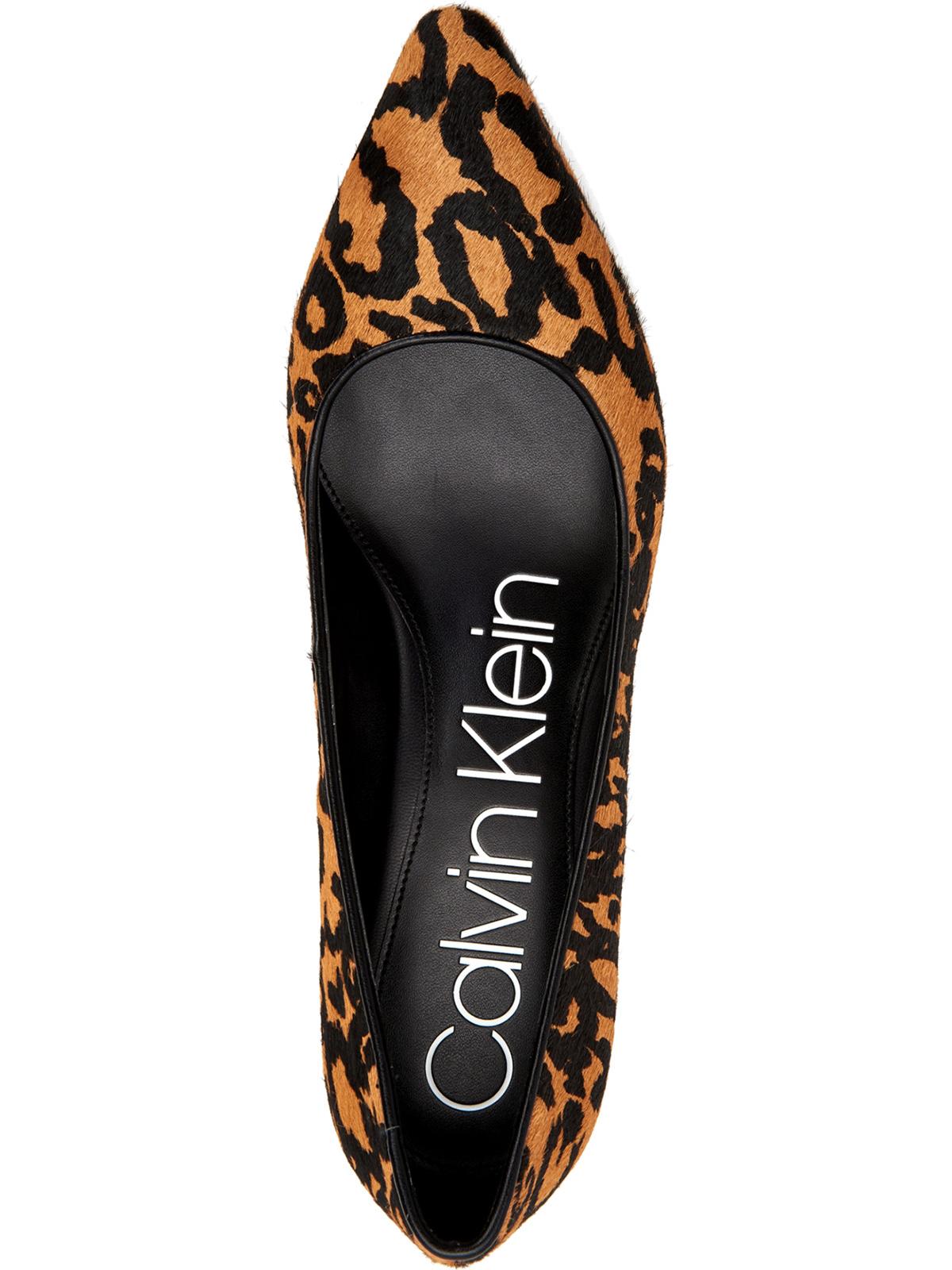 Calvin Klein Nita Pointy Toe Feminino - Scarpin de pelo de bezerro legítimo marrom, tamanho 7,5 M