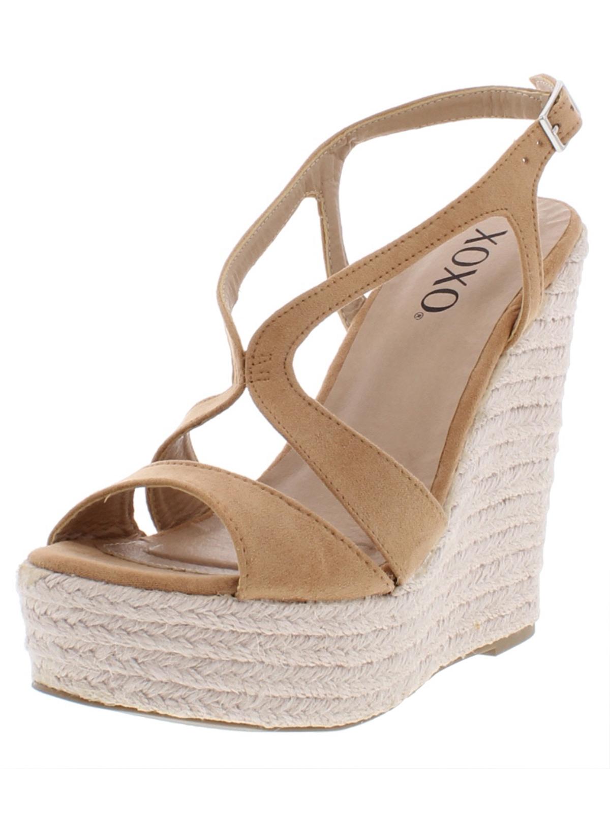Sandálias femininas XOXO Sabeen de camurça com bico aberto e tira no tornozelo, cor areia, tamanho 8,5