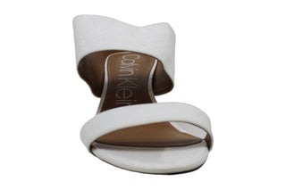 Sandálias femininas Calvin Klein em couro envernizado Cecily com relevo de crocodilo, salto agulha, tamanho 10, brancas