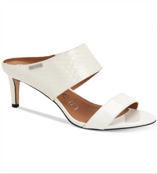 Sandálias femininas Calvin Klein em couro envernizado Cecily com relevo de crocodilo, salto agulha, tamanho 10, brancas