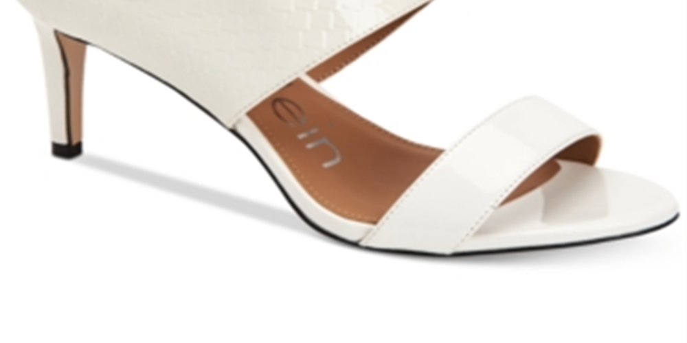 Sandálias femininas Calvin Klein em couro envernizado Cecily com relevo de crocodilo, salto agulha, tamanho 10, brancas