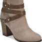 Material Girl Botas femininas com tiras de fivela e detalhes de ferragens, acolchoadas, bico redondo, salto bloco, zíper, marrom, tamanho 9,5 M
