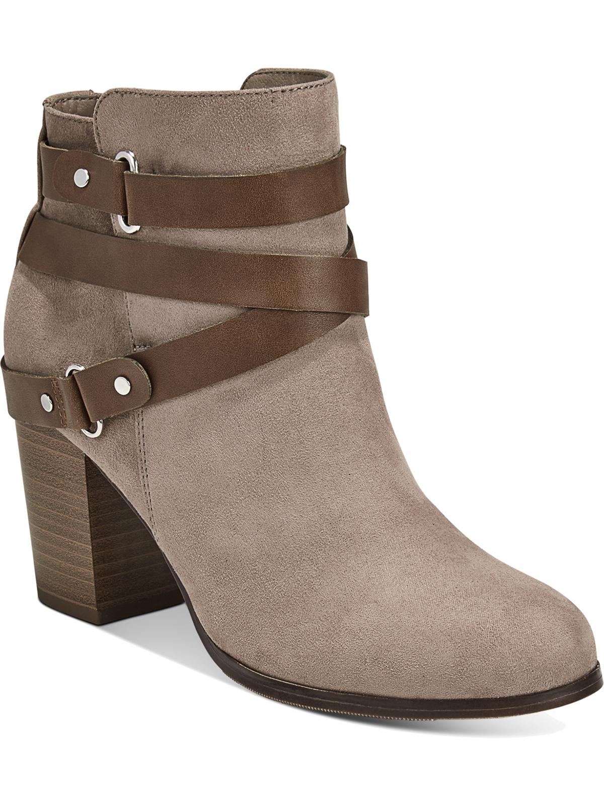 Material Girl Botas femininas com tiras de fivela e detalhes de ferragens, acolchoadas, bico redondo, salto bloco, zíper, marrom, tamanho 9,5 M