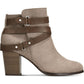 Material Girl Botas femininas com tiras de fivela e detalhes de ferragens, acolchoadas, bico redondo, salto bloco, zíper, marrom, tamanho 9,5 M