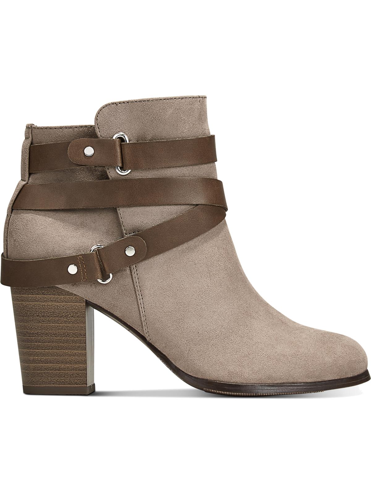 Material Girl Botas femininas com tiras de fivela e detalhes de ferragens, acolchoadas, bico redondo, salto bloco, zíper, marrom, tamanho 9,5 M