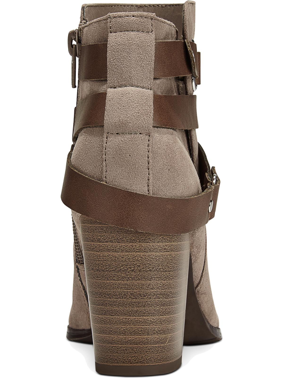 Material Girl Botas femininas com tiras de fivela e detalhes de ferragens, acolchoadas, bico redondo, salto bloco, zíper, marrom, tamanho 9,5 M