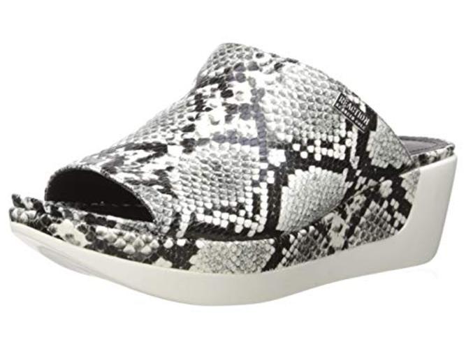 Sandálias femininas Kenneth Cole Reaction Pepea com estampa de cobra, brancas, tamanho 10 M