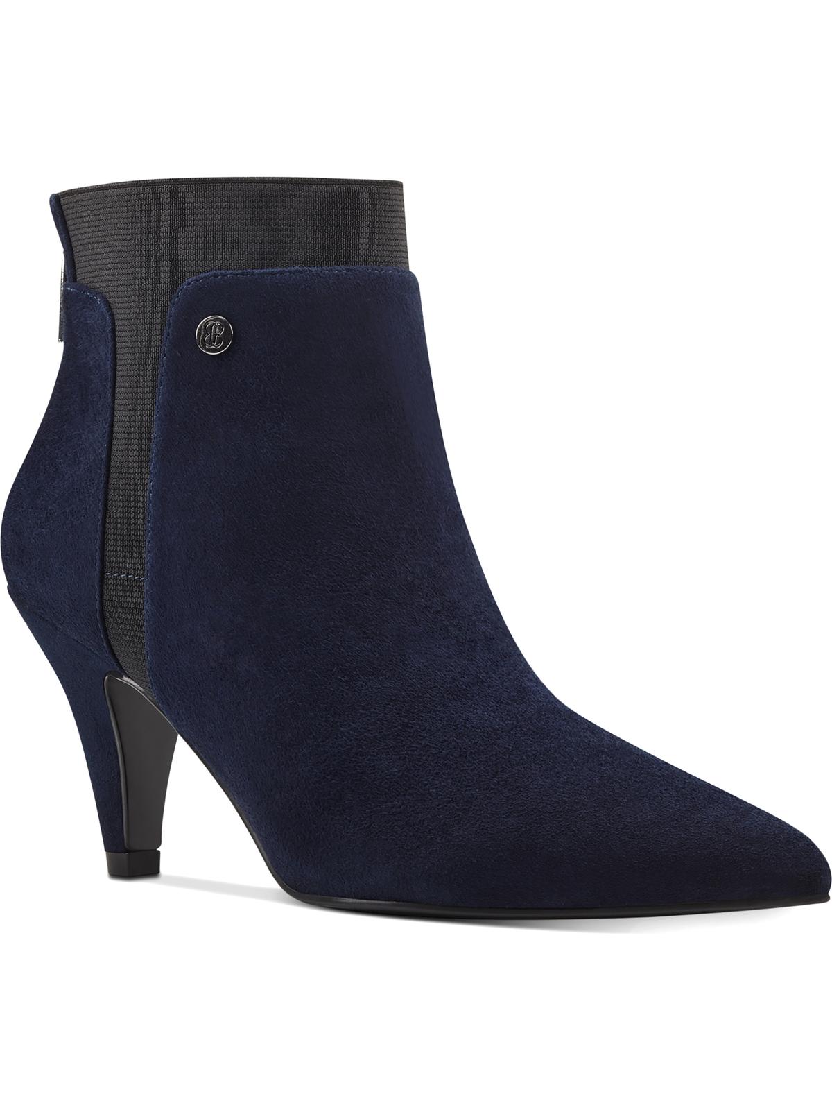 Botas de couro com zíper e salto gatinho Bandolino com acabamento elástico e logo Bari, bico fino, tamanho 6,5 M