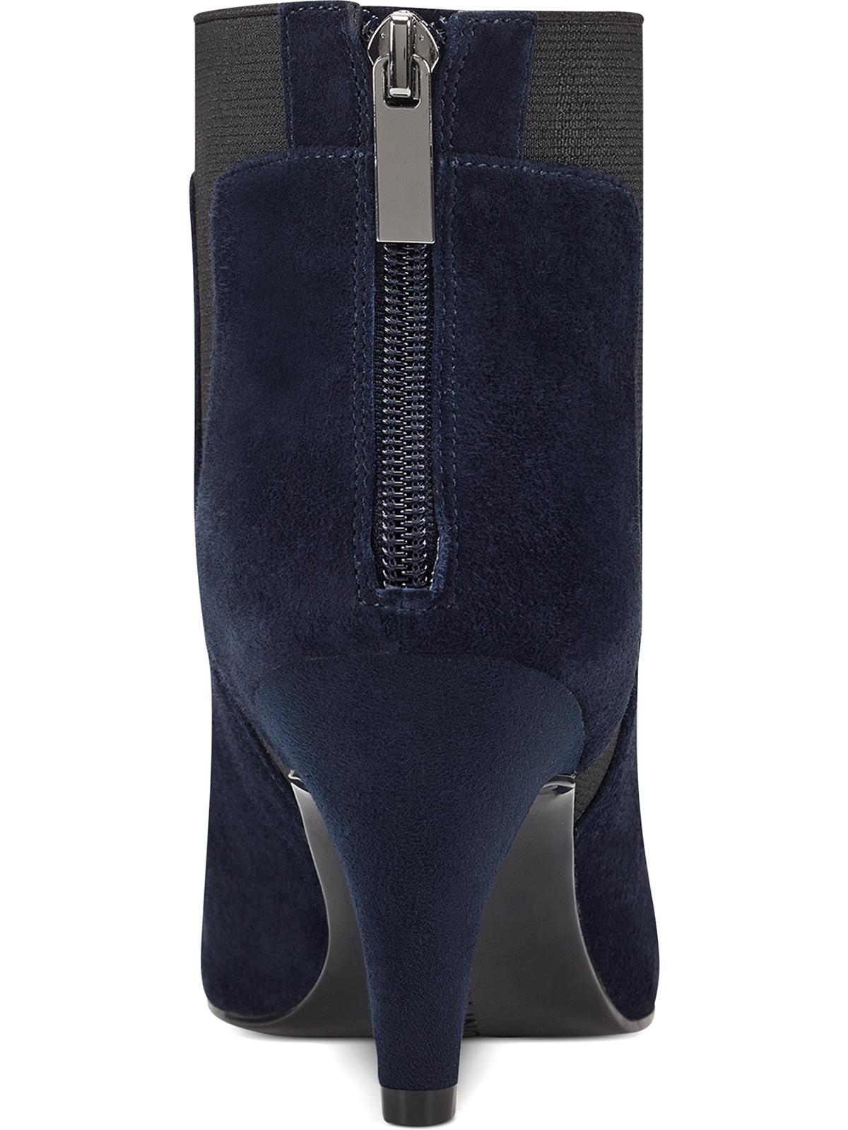 Botas de couro com zíper e salto gatinho Bandolino com acabamento elástico e logo Bari, bico fino, tamanho 6,5 M
